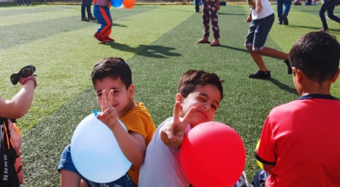 Gazzeli çocuklar savaşın izlerini oyunlarla silmeye çalışıyor