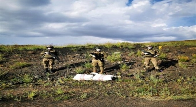 Zehir tacirleri, uyuşturucuyu toprağa gömmüşler