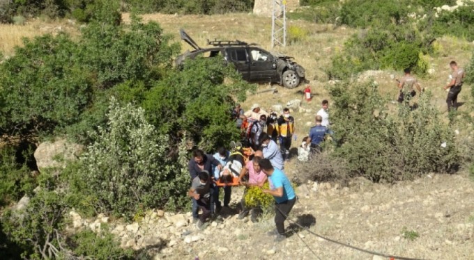 Uçuruma yuvarlanan kamyonetteki kız öğrenciler can pazarı yaşadı