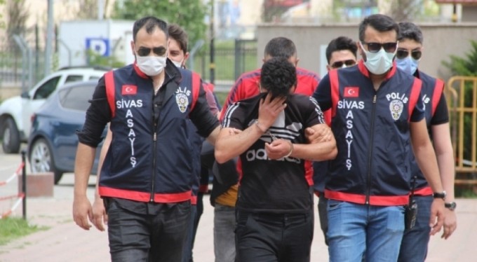 Taşla öldürüp köy mezarlığına gömdüler