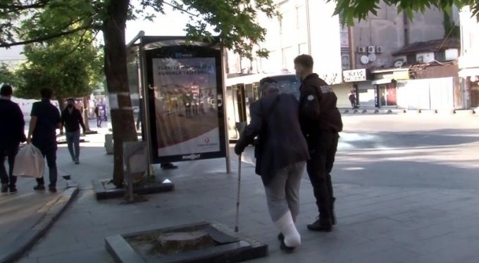 Çok güzel hareketler bunlar, biri poşetleri taşıdı...