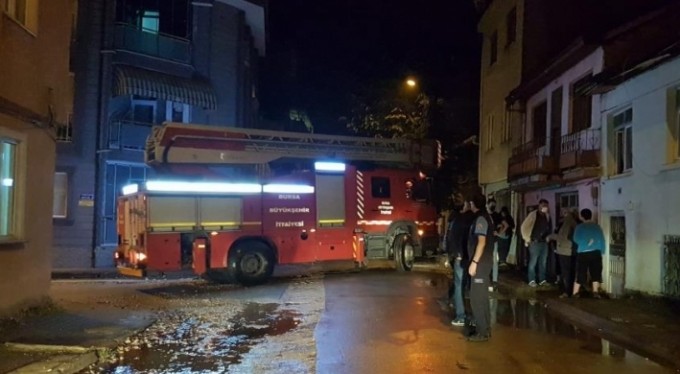 Yangını gören mahalleli sokağa döküldü