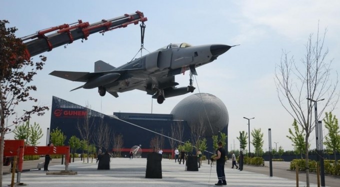 Bursa'nın göbeğinde savaş uçağı