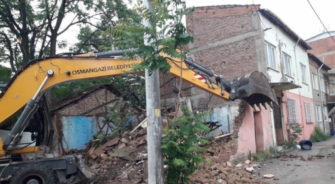 Metruk binalar tek tek yıkılıyor