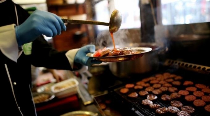 Meşhur Kayhan Çarşısı'nda mangallar yandı