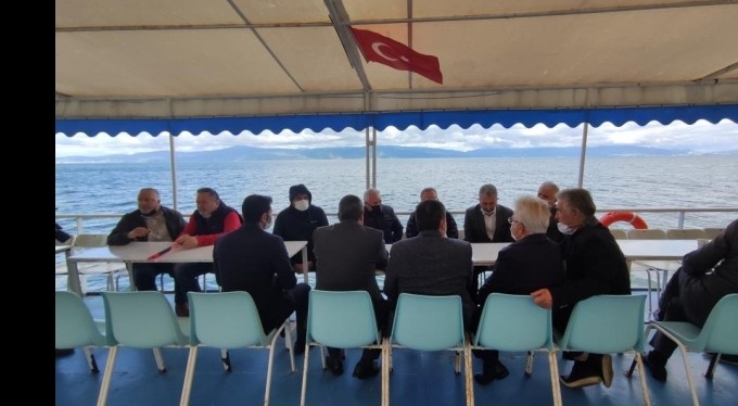 Belediye başkanları denize açılıp kirliliği inceledi