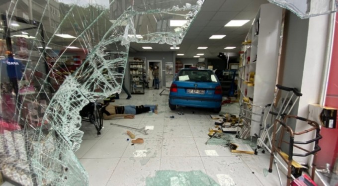 Direksiyon başında kalp krizi geçirip dükkana daldı