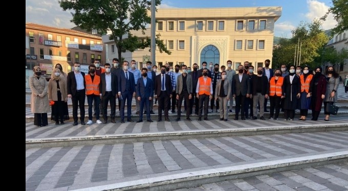 AK gençler Bursaspor'un 58. yaş coşkusunu vatandaşlarla paylaştı