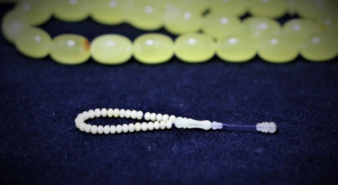 50 milyon yıllık fosilden kehribardan dünyanın en küçük tespihini yaptı