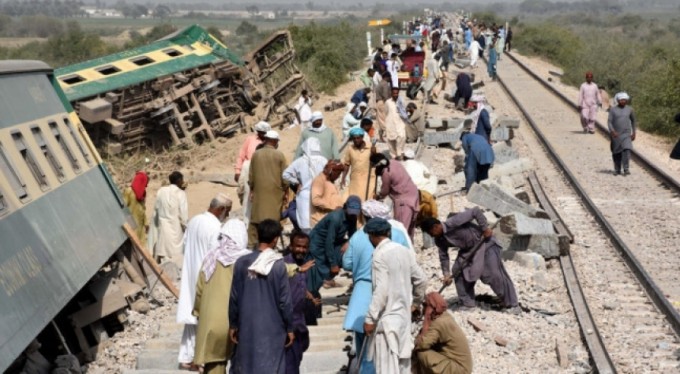 Pakistan'da iki yolcu treni çarpıştı: 30 ölü, 50 yaralı