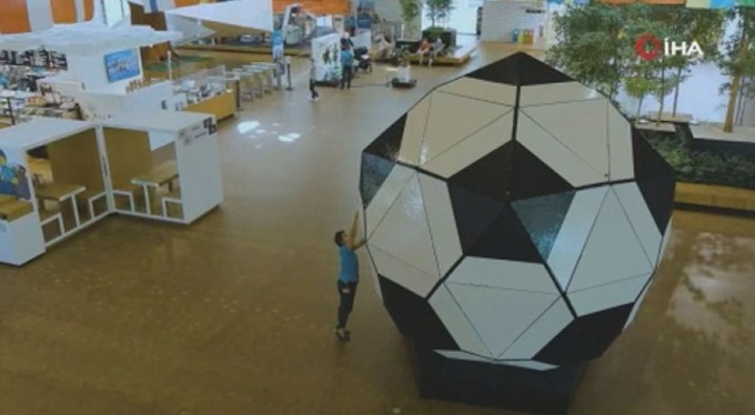 LEGO'lardan dünyanın en büyük futbol topu yapıldı