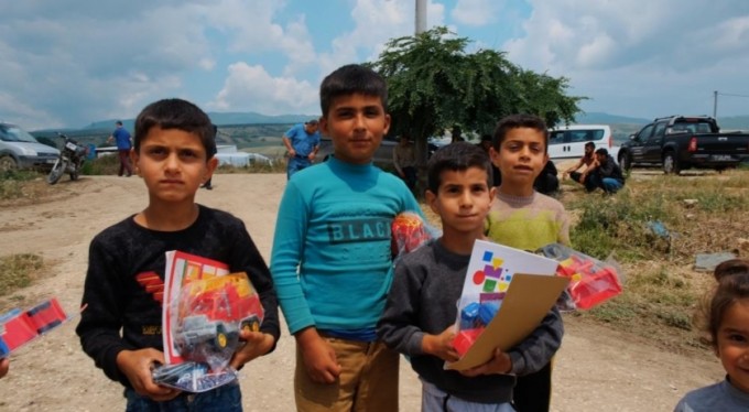 Mevsimlik tarım işçilerinin çocuklarının kitap sevinci