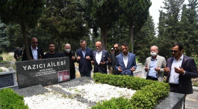 Bursaspor'un yeni yönetimi Yazıcı'nın kabrini ziyaret etti