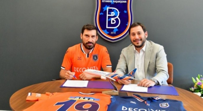 Başakşehir, Şener Özbayraklı'yı kadrosuna kattı