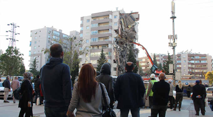 İzmir depreminde yan yatan binada ihmaller tek tek sıralandı!