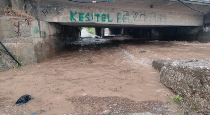 Bursa'da sağanak yağış hayatı felç etti