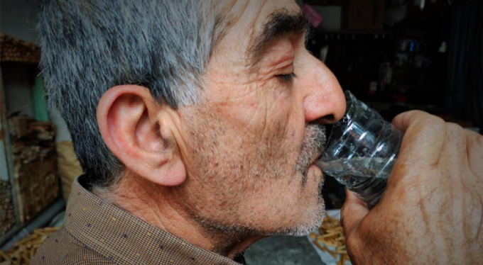 Koronavirüsten korunmak için demir suyu içiyor