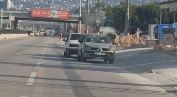 Bursa'da şaşkına çeviren görüntü...Arızalı otomobili kara yolunda ters çekti