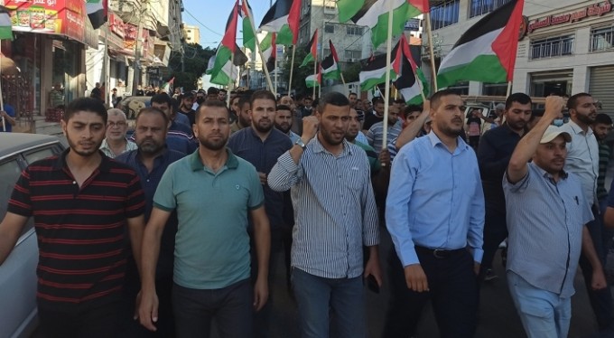 Gazze'de binlerce kişi Kudüs'teki 'bayrak yürüyüşünü' protesto etti