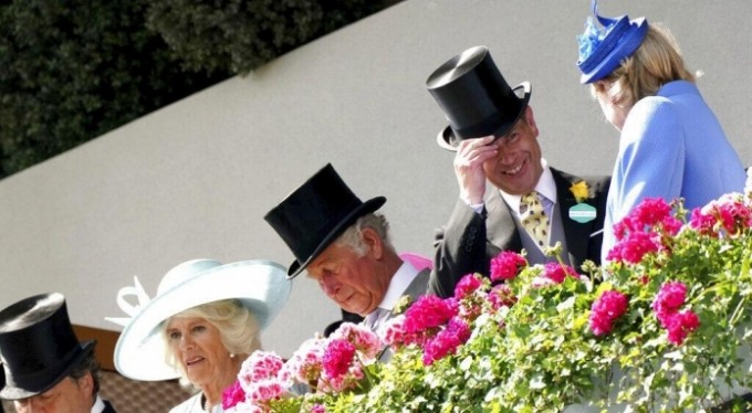 Ascot'ta atlar koşuyor, şapkacılar kazanıyor!