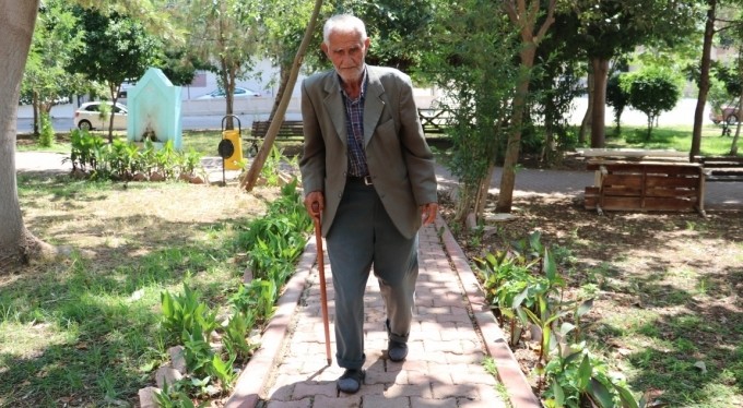 Babalar Gününe parkta yalnız giriyor