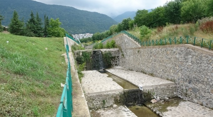 Bursa'da kaçan topu almak isterken dereye düştü!