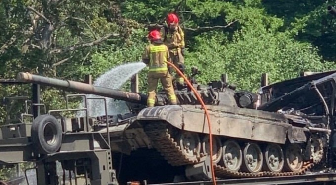 Polonya'da otobandaki kazada 2 tank küle döndü