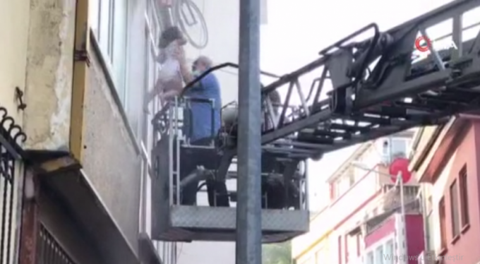 Bursa'da şehrin göbeğinden alevler yükseldi: 1'i bebek 12 kişi son anda kurtarıldı!