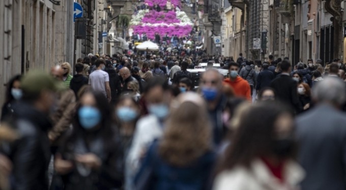 İtalya'da son 24 saatte 881 yeni vaka