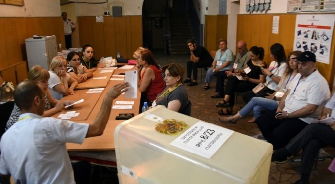 Ermenistan'daki seçimi Paşinyan açık ara fark ile önde götürüyor