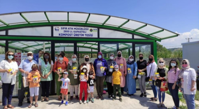 Minik öğrenciler yemek artıklarını gübre yaptı