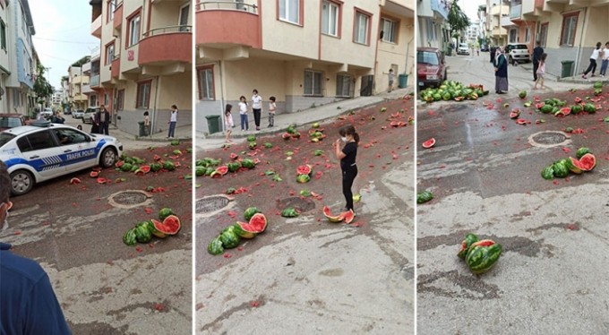 Bursa'da karpuz yüklü kamyon devrildi