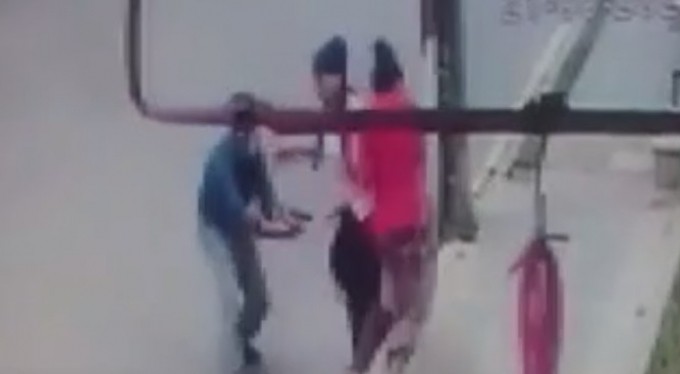 Eski eşine sokak ortasında kurşun yağdırdı