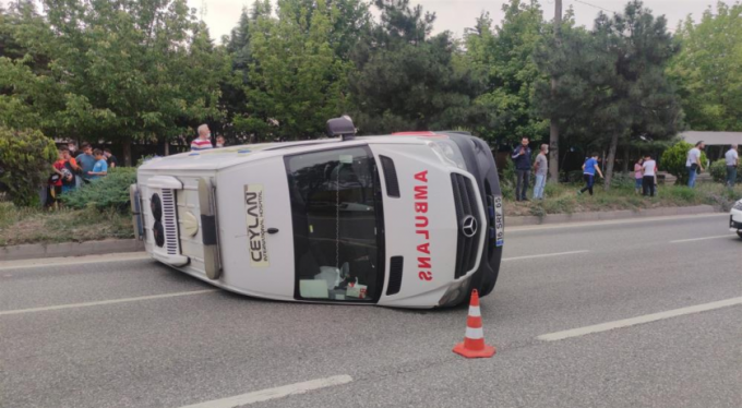 Ambulans kavşakta otomobille çarpıştı: 4 yaralı
