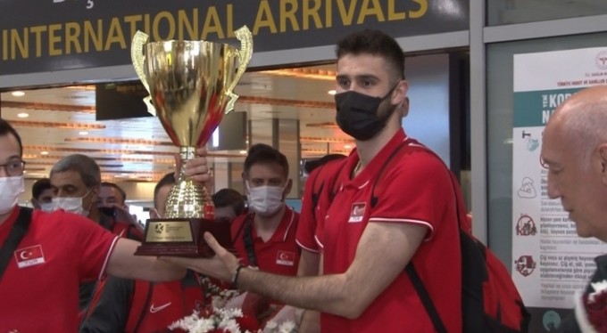 Filenin Efeleri, şampiyonluk kupasıyla İstanbul'a döndü