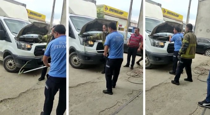 Bursa'da Kamyonetin motoruna giren yılanı itfaiye ekipleri çıkardı!