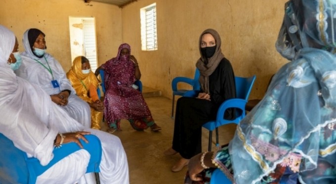 Angelina Jolie, Burkina Faso'daki bir mülteci kampını ziyaret etti