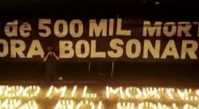 Brezilya'da 18 şehirde Covid-19'dan ölenlerin anısına 500'er mum yakıldı