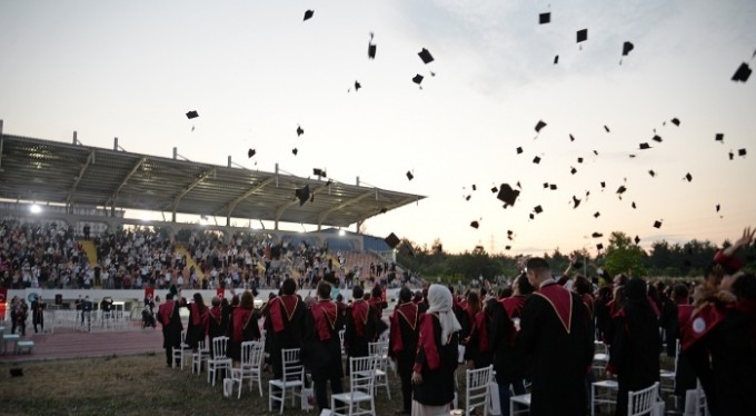 Sağlık ordusunun yeni neferleri BUÜ'den mezun oldu