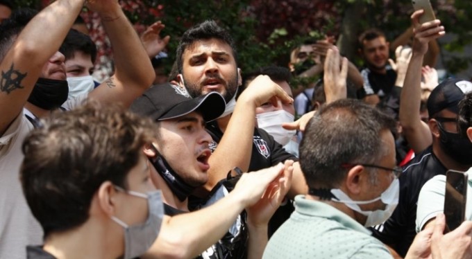 Beşiktaş taraftarları Sergen Yalçın'ın evinin önünde toplandı