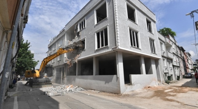 3 katlı kaçak bina yıkıldı