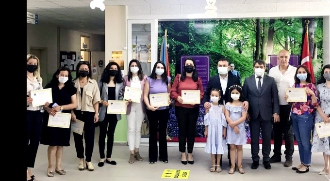 Kaymakam öğretmenlere başarı belgelerini verdi