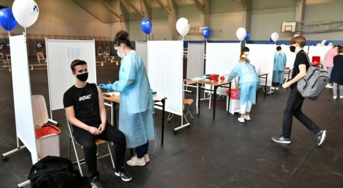 Polonya, İngiltere'den gelen yolculara karantina uygulayacak