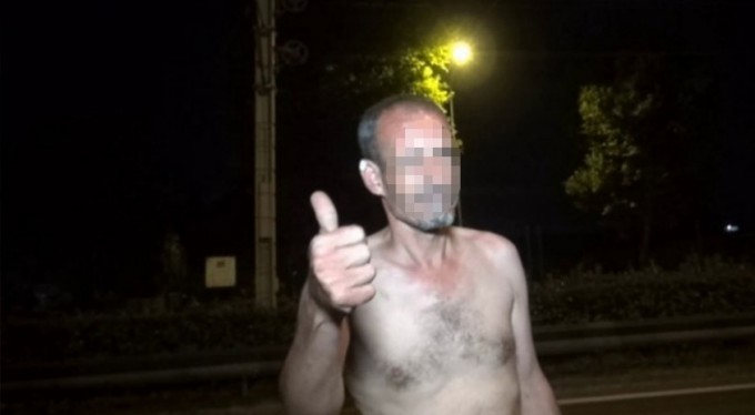 Bursa'da yarı çıplak adam gece yarısı sokaklarda yürüdü!