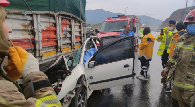 Otoyolda tıra çarpan otomobilin sürücüsü feci şekilde can verdi