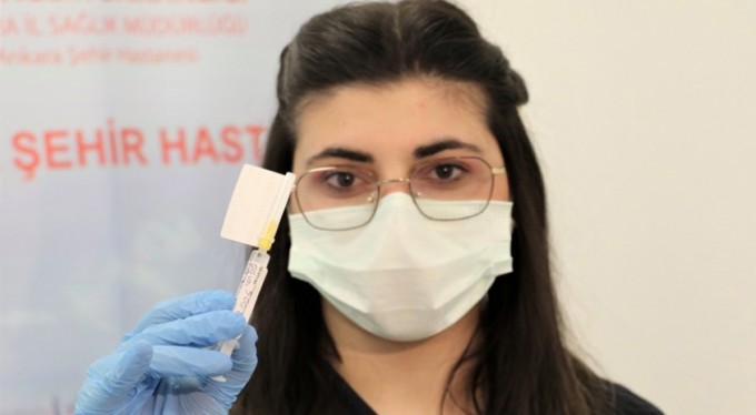 Yerli aşı TURKOVAC'ın Faz-3 çalışmalarında gönüllüler aşılanıyor