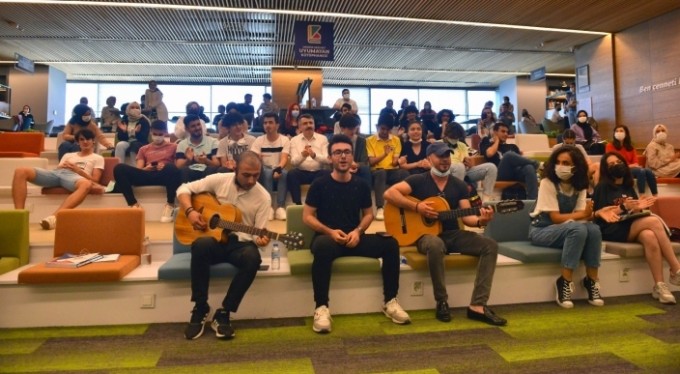 Bursa'da YKS'ye girecek öğrencilere kütüphanede sürpriz konser