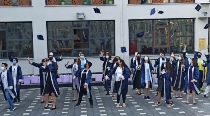 Salih Şeremet Ortaokulu'nda ilk mezuniyet coşkusu