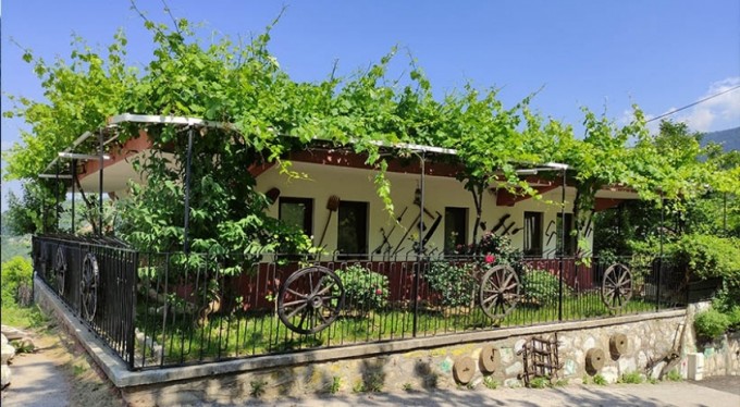 Bursalı aile her yıl evinde ücretsiz turist konuk ediyor