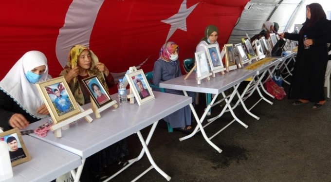 HDP önündeki evlat nöbetindeki anne: 'Oğlumun elinden mikrofonu aldılar, silah verdiler'